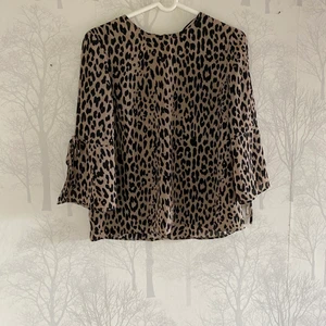 Blus  - Leopardmönstrad blus. Lite slitage vid knappen men extra knapp medföljer. Frakt tillkommer. 