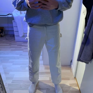 Dickies snickarbyxor - Snickarbyxor/cargobyxor från dickies. Riktiga bekväma och jättesnygga!! Köpte dem i USA från dickies egna butik. Säljer dem för de är för korta för mig. 