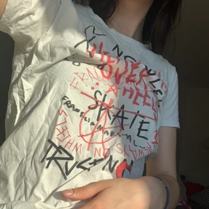 Grafitti aktig T-shirt  - Snygg lite oversized T-shirt. köparen står för frakt