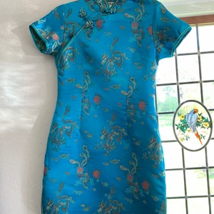Asisatisk klänning i blå - Kort blå klänning med asiatisk vibe. Haft på en gång. Väldigt fint skick. 