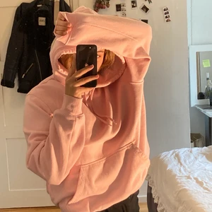 Rosa hoodie  - Utan tvekan den sötaste hoodien jag äger men kommer tyvärr inte till användning 💗💗