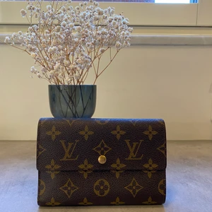Louis vuitton plånbok - Fint skick Louis vuitton plånbok | lite slitage på insida | utsidan så fint skick | måttet 16,5 x 11 x 3.5 | koden SP1929 | alltid fri frakt | kolla gärna på mina andra annonser | insta @nmf_se