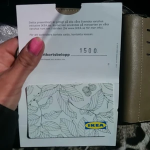 Presentkort  - Presentkort giltigt till november detta året.