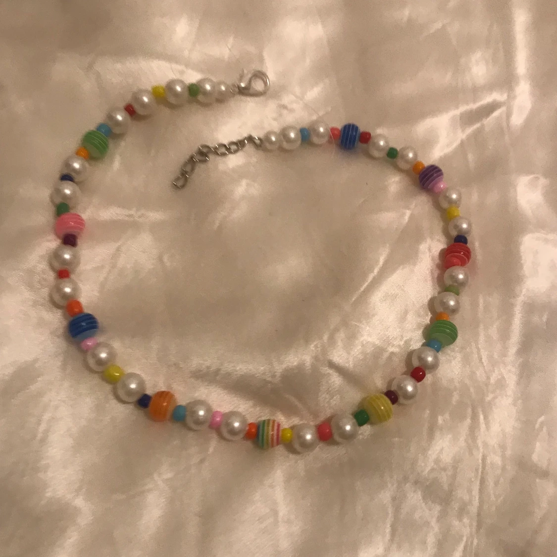 färgglatt pärlhalsband