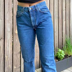 Jeans från crocker i storlek w:34 L:34 , lite stora på mig som vanligtvis har M i byxor men perfekt i längden på mig som är 172 cm. Superfint skick! 