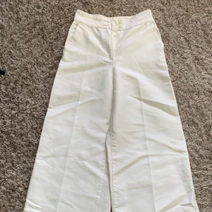 Kostymbyxor från Weekday  - Säljer oanvända vita kostymbyxor från weekday då de aldrig kommer till användning. Köpta för 600kr. Priset kan alltid diskuteras. 