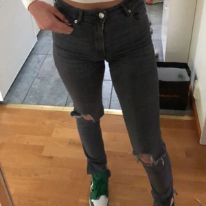 Zara jeans med slits - Jeans med slits och klippt egna hål, jätte fina strl 34 men väldigt stretchiga