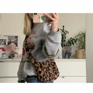 HELT NY! Leopardväska fluffig väska - Säljer denna fina fluffiga väska som är använd en gång! 70kr budgivning vid många intresserade💞💞 går att ha över axeln eller som cross bag! HELT NY!