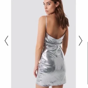 Silvrig klänning från Nakd - Helt ny oanvänd klänning från Nakd-linn ahlborgs kollektion, väldigt fin i ryggen, perfekt till fest eller liknande. Köpt för 400 kr säljer för 150 kr ☺️