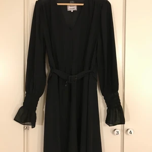 Svart polyester klänning från Daisy Grace - Svart klänning i polyester från märket Daisy Grace, knappt använd och i bra skick✨Kontakta om du är intresserad✨