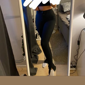 Byxor med slit - Typ leggins i ett tjockare material med slit som också är ribbade, väldigt snygga! Jag är 170 för referens men de passar kortare och längre personer💕 Frakt tillkommer