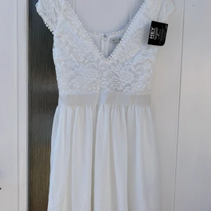 NLY ONE Studentklänning Strl 36  - Helt nyskick! Prislappen kvar och aldrig använd. Storlek 36. Från NLY ONE . Originalpriset är 399:-. 