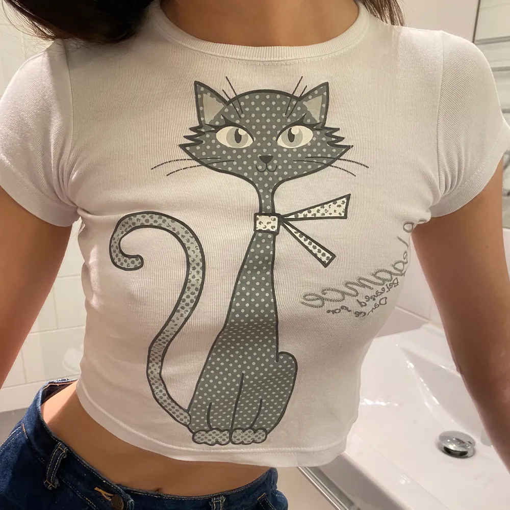 Jättesöt babytee med katt på, köpt secondhand . T-shirts.