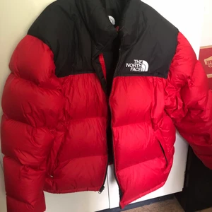 The north face nuptse - Puffer jacka! Passar perfekt under de svalkande sommarkvällarna. Den är i size L går att göra mindre i längden! Använd endast en vinter 