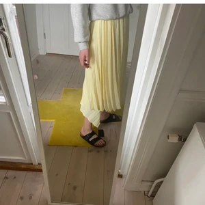Plisserad kjol gina - Säljer min fina gula kjol ifrån gina tricot! Storlek xs men passar s oxå!💞