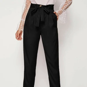 Paperbagbyxor i svart - storlek XS - Jättefina paperbag byxor i ett tunnare material, köpta på Shein. Knäpps med dragkedja och knapp, samt knytband. Byxorna har fickor! Storlek XS 🥰