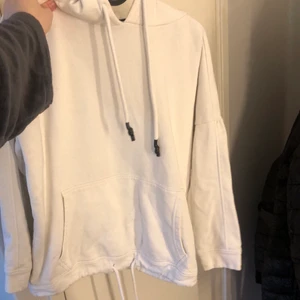 Vit hoodie ✨ - En vit hoodie som man kan knyta där nere för en finare passform! Frakt tillkommer ✨