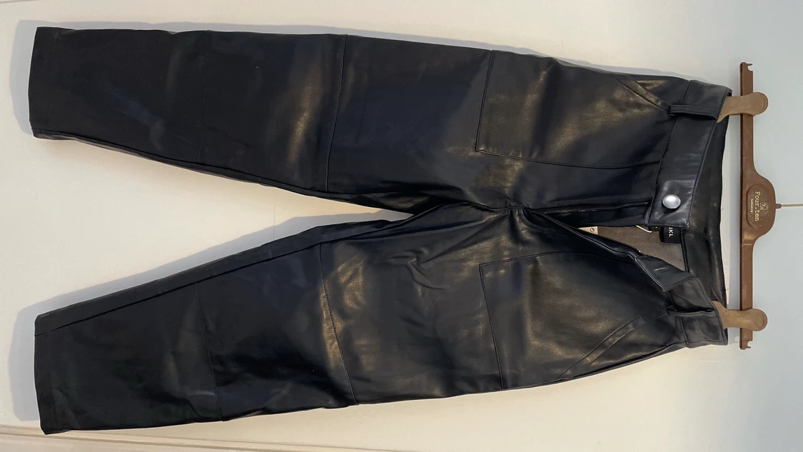 Vida trekvartsbyxor i läderimitation