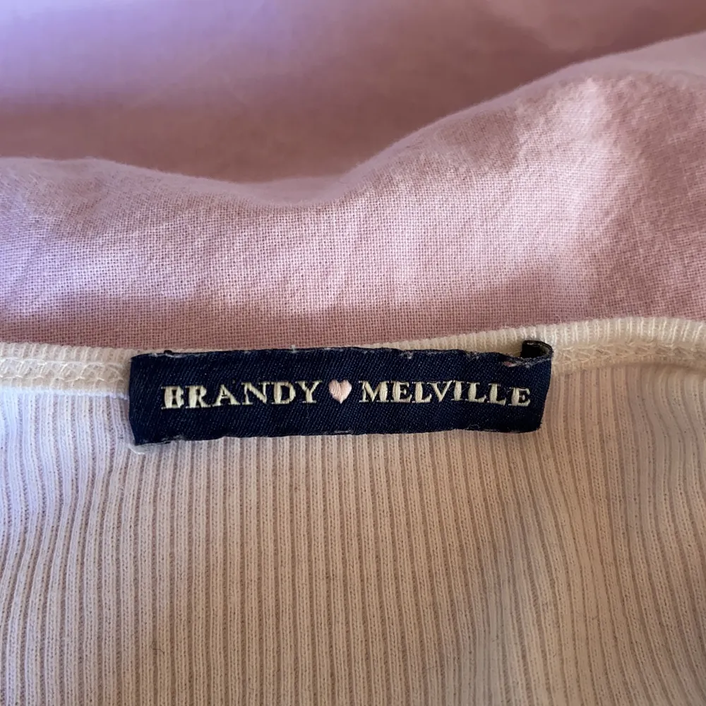 Supersött kort linne från Brandy Melville i gott skick 💕 passar storlek xxs-m, jag på bilden bär vanligtvis s. Toppar.