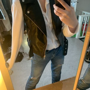 Skinnväst från Gina strl xs - Säljer denna coola väst från Gina som är trendig och lätt att stylea! Strl xs🥵