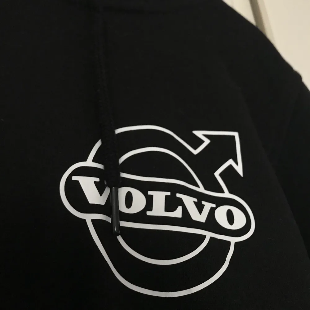 En svart hoodie med vitt tryck ”fuck you i drive a Volvo” på baksidan samt Volvo logga bak och fram. Använd fåtal gånger i storlek S, 380kr inkl frakt. Hoodies.