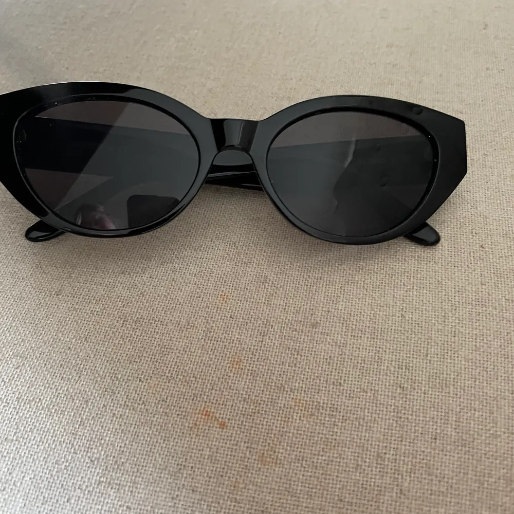 Ett par skit snygga trendiga solglasögon i cateye från carin wester, har endast används ett antal gånger. Accessoarer.