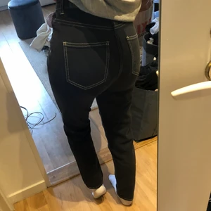 Svarta jeans Gina Tricot strl 34 - Snygga svarta jeans med vita sommar från Gina i modell ”LEAH” i storlek 34. I perfekt längd för mig som är 162 cm. I bra skick.