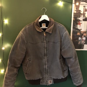 Vintage carhartt denim workjacket  - Snygg vintage carhartt jacka i storlek L. Lite sliten längst ner vid zippern men den fungerar perfekt. Kan mötas upp i Stockholm eller fraktas och priset kan diskuteras vid snabb affär:)