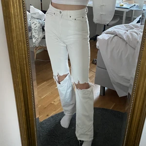 Vita rowe jeans - Vita jeans från weekday i strl W28L32 men sitter som en W27. Sprättat upp sömmen där nere för ytterligare läng, jag på bilden är 171🥰 Har några ljusa små fläckar på vaderna bak från regn som går kanske bort i tvätten samt ett litet hål där, men annars inget som märks💖