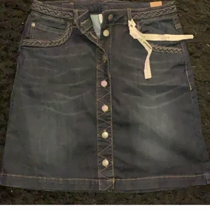 Kjol - Jättefin jeanskjol. Aldrig använt. Storlek S. Märke-Free|Quent