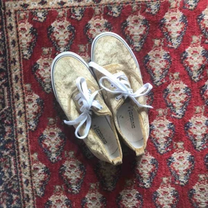  - GYLLENE SKOR! Supersöta tygskor från HM. Guldigt velvet-tyg som LYYSER 😍. Känner mig så kort när jag använder dom annars hade jag definitivt behållt dom själv. Priset kan diskuteras. 