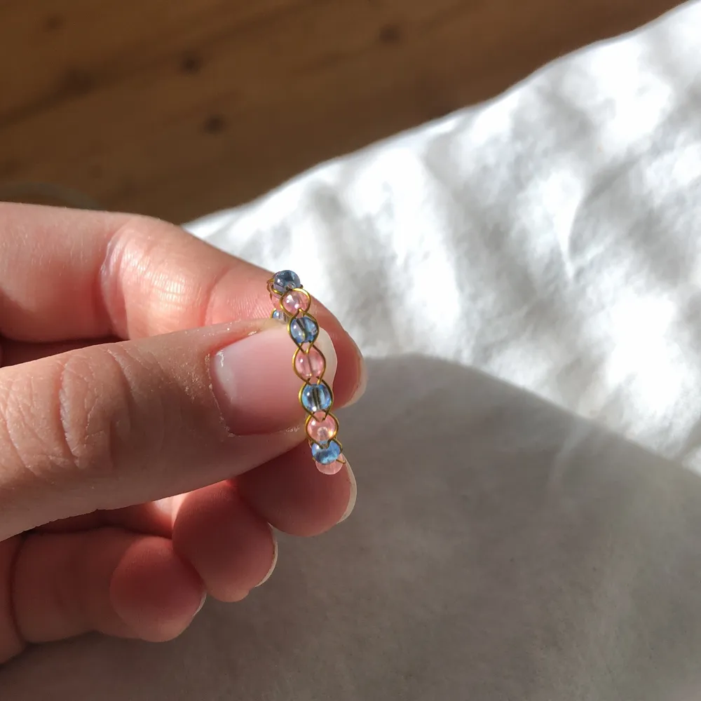 Det är en fin handgjord ring med pärlor. Jag kan även ändra färg på pärlorna och form efter önskemål och storlek. Det är bara att kontakt mig. . Accessoarer.