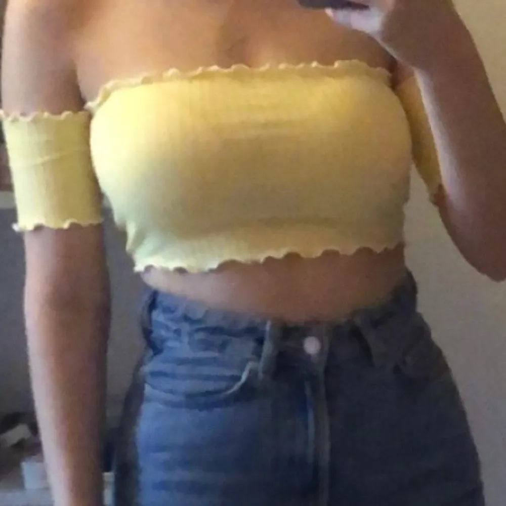 Ljusgult crop top från Forever 21. . Toppar.