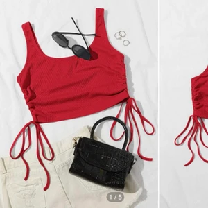 Röd sommartopp - Jättefin helt ny oanvänd topp ifrån shein, den passade inte mig tyvärr så därför säljer jag den❤️knytdetaljerna i sidan går att justera själv hur mycket man vill dra upp dom