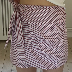 Kjol - Randig kjol som man knyter i midjan. Använd 1 gång köpt förra våren. Storlek S