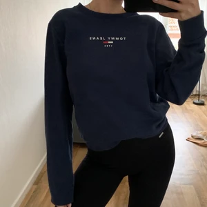 Tommy Hilfiger tröja  - Marinblå sweatshirt från Tommy Hilfiger i strl S. Knappt använd. Frakt tillkommer. 