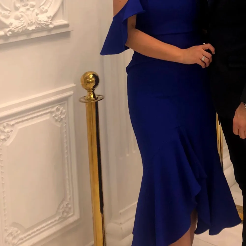 Elegant blå klänning storlek 36/38 , använd endast en gång.. Klänningar.