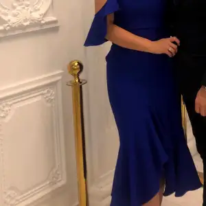 Elegant blå klänning storlek 36/38 , använd endast en gång.