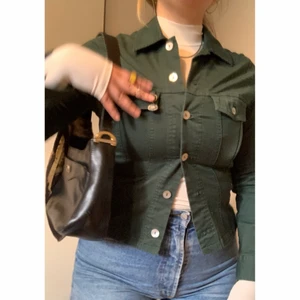 Grön tygjacka - Wow! 😳 Vilken vibe! Lite tajt på mig (ni ser ju) men väldigt stretchig och bekväm. Strl. M men definitvt bättre på en XS/S. Lite Emma Chamberlain vibeZz🤠🦕🌿❤️ Den är helt fri från defekter! Som ny. ;)