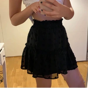 Volang kjol - Superfin svart kjol med fina detaljer! Dubbeltyg så ej genomskinlig 🙏🏻 Aldrig använd och frakt tillkommer 💕 Jag är 165cm!