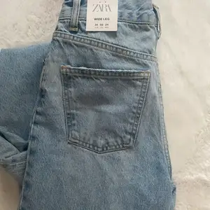 Helt nya ZARA jeans, bara testade. Slutsålda på hemsidan       Byta från 300kr eller köp direkt för 500kr