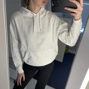 Hoodie - Vit hoodie i lite oversized modell. 