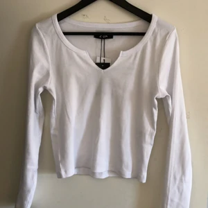 Vit tröja från zign - Vit långärmad tröja ifrån zign, storlek L. Prislappen sitter kvar så den är helt oanvänd. Lite kortare i modellen