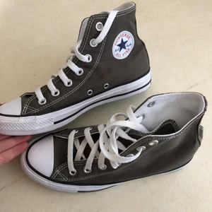 Höga converse  - Brungråa converse som tyvärr är lite för små, använda endast en gång så nästan nyskick. Färgen ”charcoal”. Nypris 750, säljer för 600