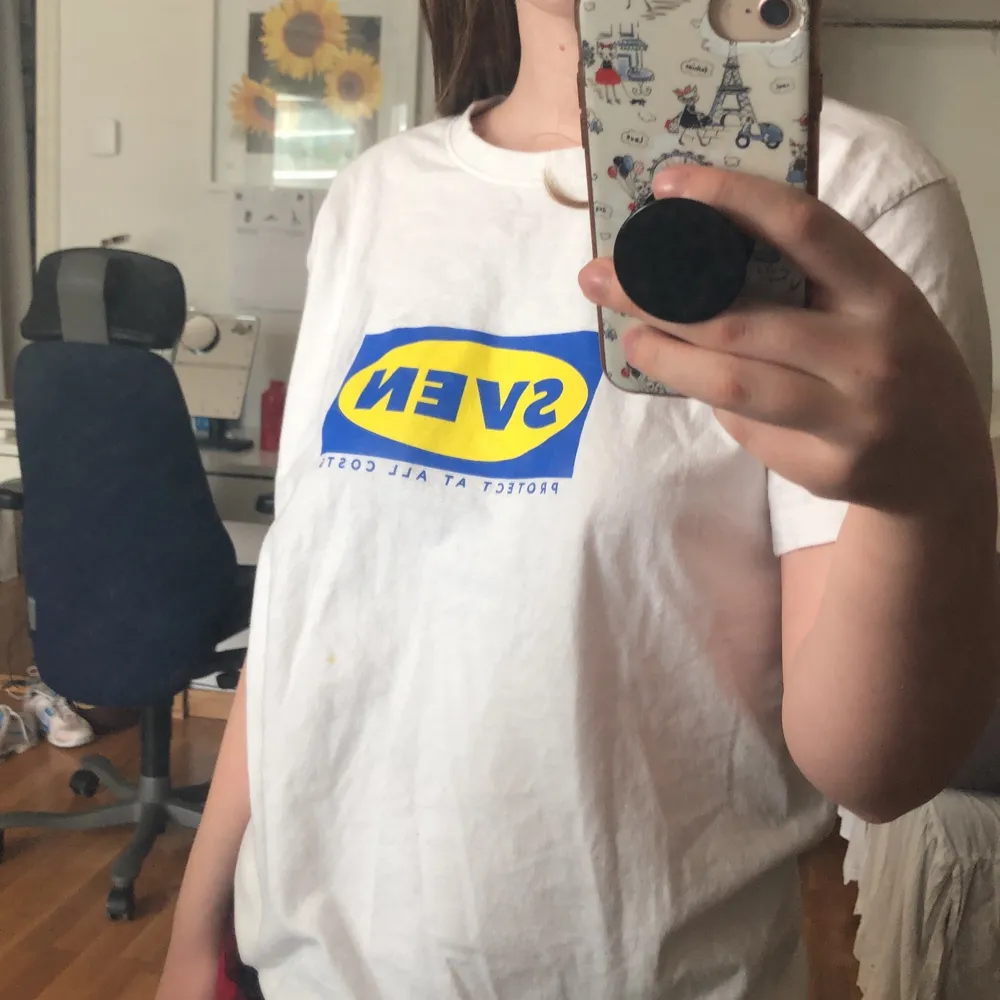 Säljer min unisex Ikea inspirerade t shirt från Pewdiepies onlinemerch affär. Mycket fint skick, sitter stor och lång på mig som är Xs/S. Budgivning ifall fler är intresserade. T-shirts.