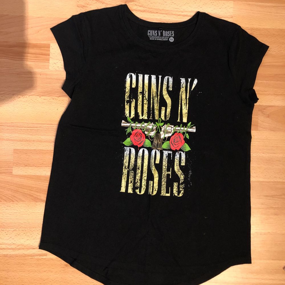 official guns n’ roses band tee. only worn a few times and in basically new condition! :). T-shirts.