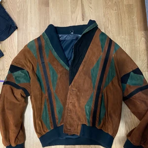 Jacka - Riktigt fet jacka i mocka (tror jag). I bra skick och utan några större fel. Står ingen storlek men uppskattar att det är en L. Frakt tillkommer ✨