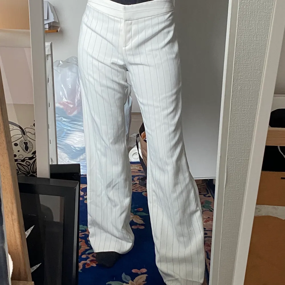 Vita byxor, liten fläck strl 38-40 . Jeans & Byxor.