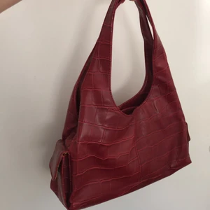 röd handväska  - Skitcool läder handväska!! Andvänd få gånger. Kan mötas i Lund eller Malmö, annars står köparen för frakten -75kr :)