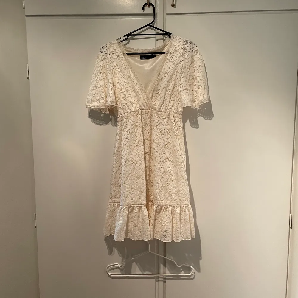Säljer en superfin vintage vit/cream vit spets klänning perfekt till sommaren och studenten. Storlek S. Jättefint skick. Börjar budgivningen på 199kr. Klänningar.